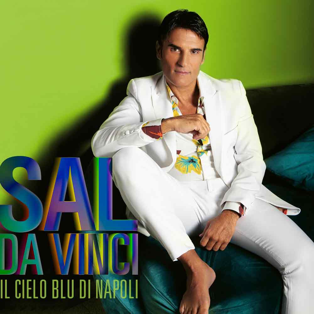 Sal Da Vinci canta “Il Cielo Blu di Napoli”.