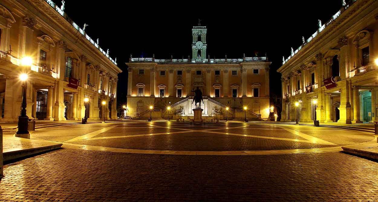Campidoglio si illumina Palazzo Senatorio.