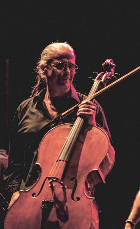 Luca Pincini violoncellista dello spettacolo Da Cervantes a Gaza con Stefano Reali