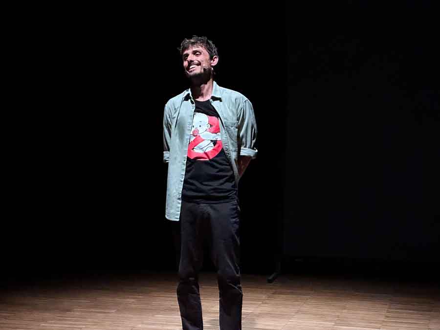 Daniele Ronco al Teatro Vittoria con La parabola discendente di un padre ambientalista
